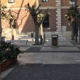 Siamo ora giunti su piazza Duca degli Abruzzi, l� dove file di alberi bassi e spogli si intervallano a panchine in pietra su una pavimentazione di mattonelle in pietra grigie e bianche